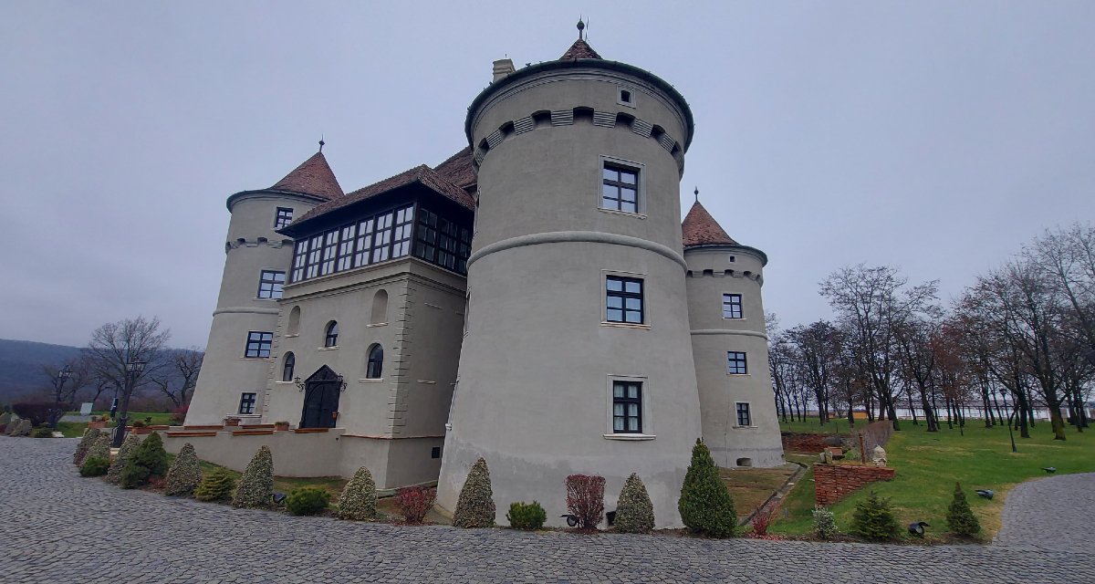 A küküllővári Bethlen-Haller kastély, a kapukon belülről. A szürke falak borús időben szinte beleolvadnak a háttérben. 