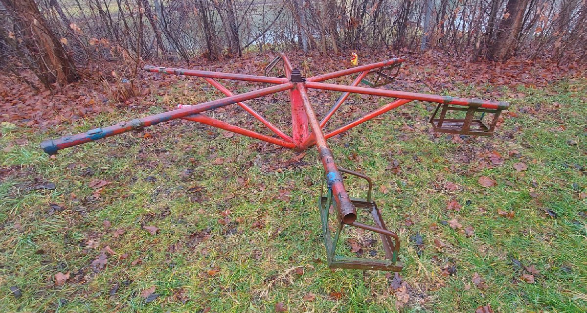Picit arrébb, szintén a sétány melett, egy kommunista korszakbeli körhinta. Imádnivaló! 