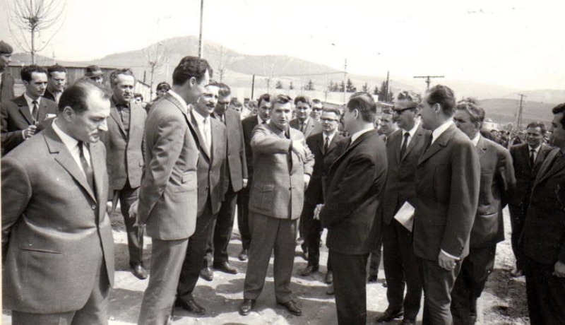 Nicolae Ceaușescu, az RKP főtitkára a csíkszeredai készruhagyárban a Hargita megyei munkalátogatása alkalmával. (1970. április 24.) Forrás: Fototeca online a comunismului românesc 