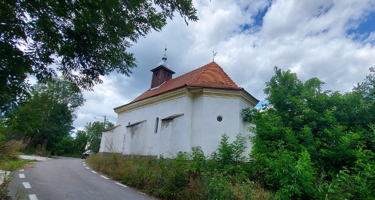 A dobokai református templom. Az embernek óhatatlanul Jékely Zoltán verse jut eszébe, a marosszentimrei templomról. Mindkettő megvan, áll, szép. Csak a hívek fogynak. 