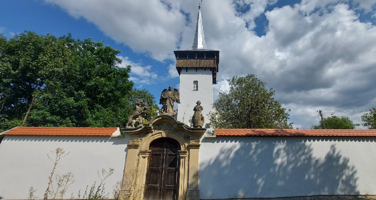 A kendilónai református templom. Előtérben a díszes kapu, ahol annak idején a helyi arisztokrácia ment be a templomkertbe. Most már nincs se arisztokrata, se nyitott nagykapu. 