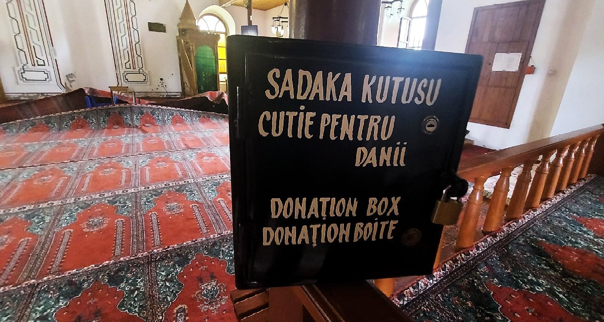 A babadagi dzsámi egyetlen európaiul érthető felirata. Török adományozókra, úgy látszik, már nem számítanak. 