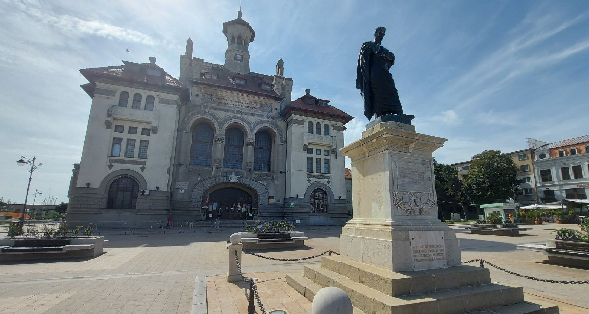 Konstanca főtere. Előtérben az Ovidius-szobor, háttérben a történelmi múzeum. 
