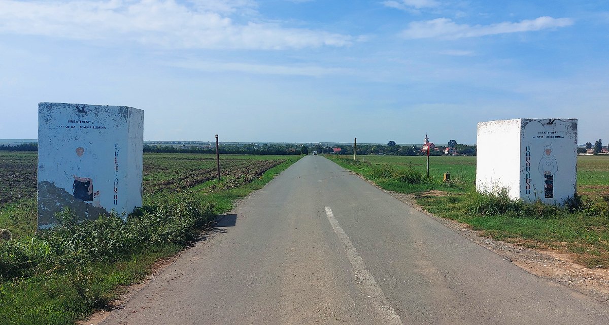Az Ojtozba vezető út mentén levő két kőkocka. Nem színmagyar faluba vezet az út. 