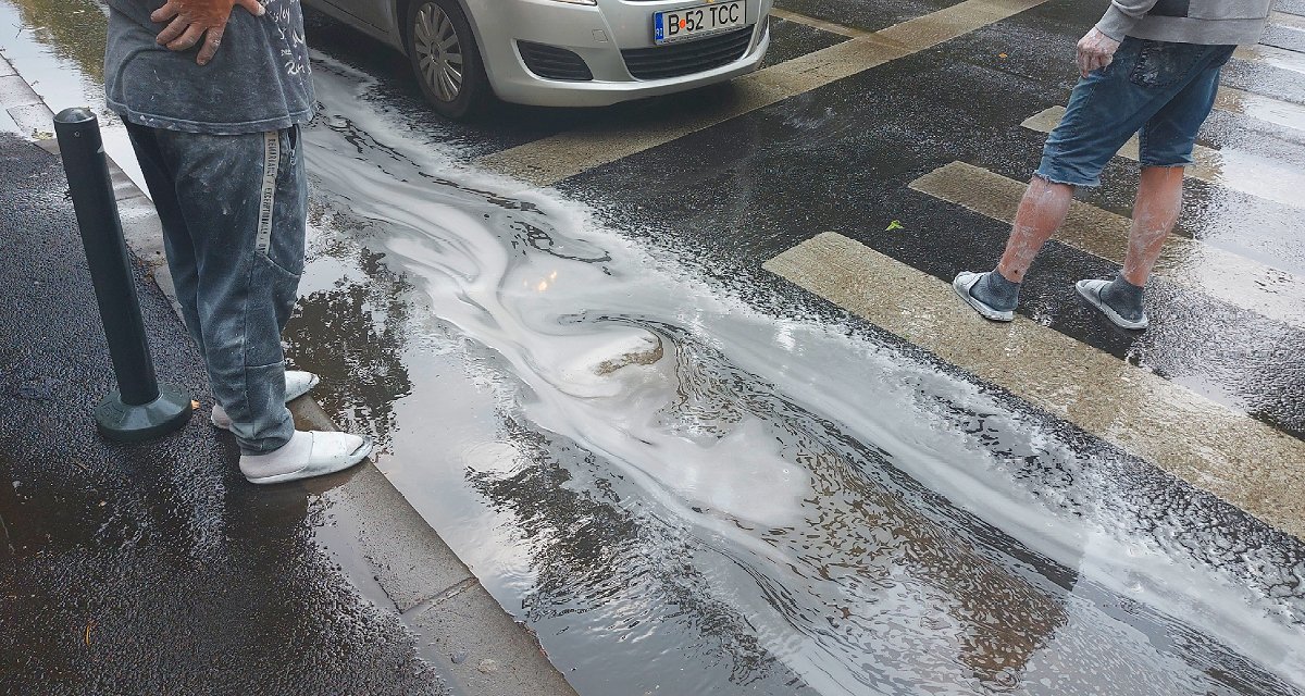 Messze, délen, a Kárpátokon túl szinte szabály a nyári slápviselet. Még ősszel is. Még zivatar után is. 