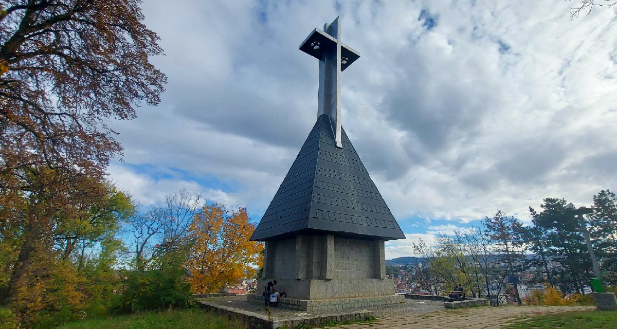 Essünk túl a Fellegvár fallikus fenoménjén. Az élet természetesen él a Funar-kereszt körül is, mert élni akar, akkor is, ha egyetlen román városvezetés sem akad, amely odébb helyezné. Ma is úgy hetyegnek a párok a gonosz 1848-as magyarokra emlékeztetni kívánó kegytárgy tövében, mintha csak tavasz lenne. 