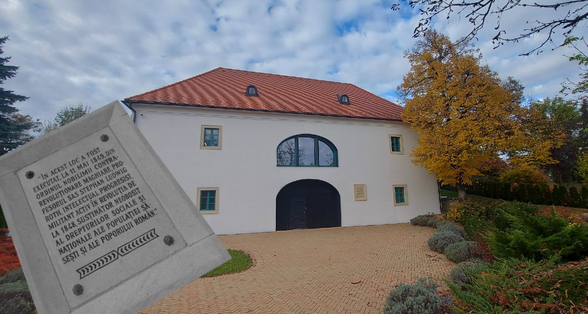 Ez itt, ha tetszik, a hajdani Habsburg-vár főbejárata. Annak idején a kapualj közvécéként működött, az épület zárva volt. Szépen felújították, valakik vannak is odabent, hogy kik, nem tudni, semmiféle cégér nincs a falon. Van viszont egy emléktábla, miszerint az ellenforradalmár magyarok itt végezték ki Stephan Ludwig Roth evangélikus lelkészt, politikust, írót, még 1849-ben. Az egy dolog, hogy ellenforradalmárnak nevezik a tábla szövegezői Kossuth Lajost, a hab a tortán igazából az, ahogy a szöveg a szászságot és románságot jellemzi, mármint abban a korban, a 19. század közepe táján. A szászság az lakosság, a román viszont nép. Na. Nincs is több kérdés. Illetve csak annyi, vajon mire jó ez a gyűlöletkeltő megfogalmazás. 