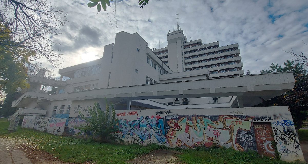 A Fellegvár másik betondinoszaurusza a kommunista rezsim idején felhúzott Belvedere szálloda. Annak idején úgy csináltak helyet neki, hogy a várdomb déli részén levő történelmi épületeket ledózerolták. A szállodát nem fogják ledózerolni. Meg aztán lassan műemlékké érik. Ám addig is kiváló alkotófelület a falfirkászoknak. 