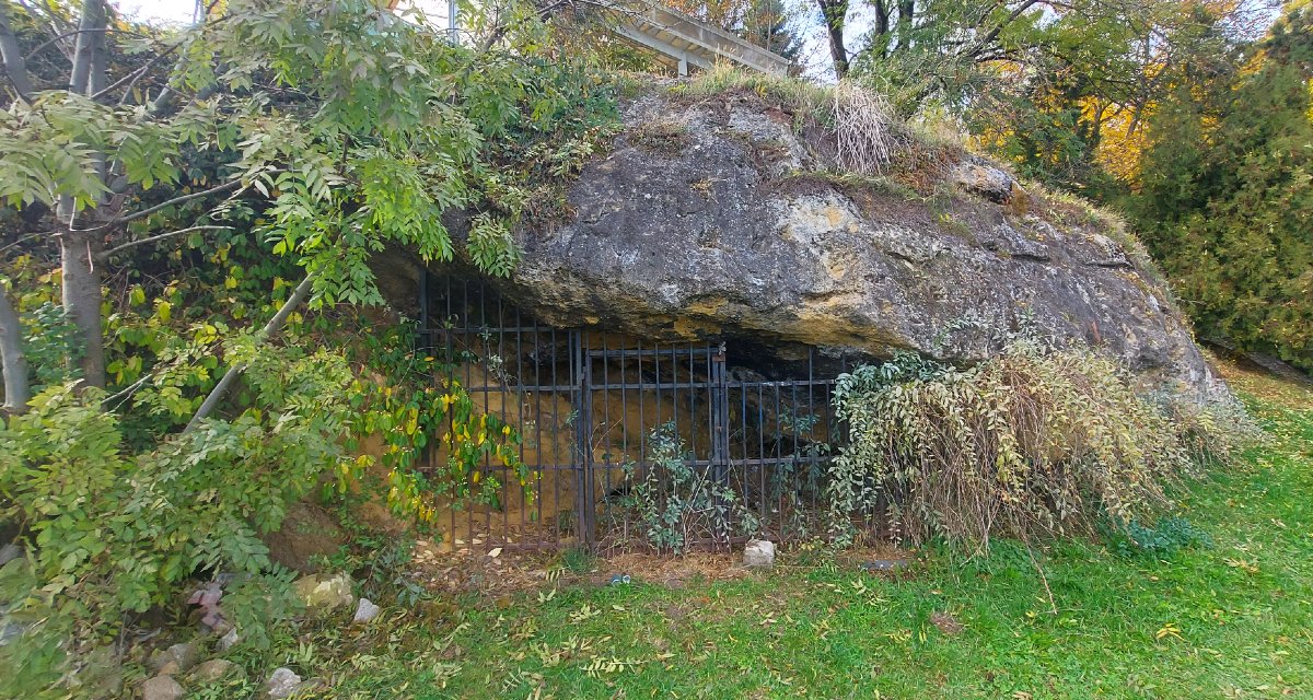 Ha valaki bátor (és jó mászócipője van), nekivághat a Fellegvár déli, meredek lejtőjén levő sétánynak is. Mindjárt az elején van egy barlangféle, amelyet gondos kezek rácsokkal zártak el a külvilág elől. Ilyenek lehettek a régi Sáncalja barlanglakásai is, csak persze járt hozzá még némi bútorzat. 