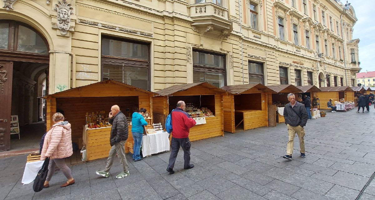 Első ránézésre minden rendben van: kézműves vásár a Szentegyház utcában. Ám aztán feltűnik valami: ezek a bódék rátapadnak a kirakatokra. 