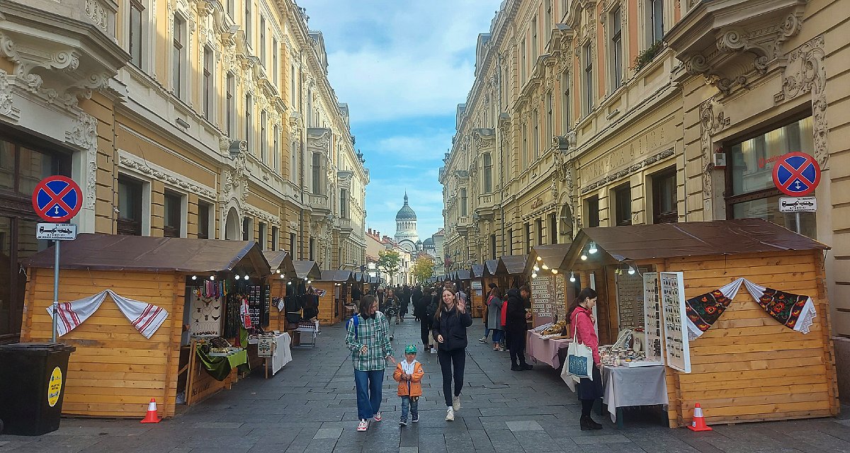 Az idei Herbstfest, avagy Őszi Vásár Kolozsváron. A bódékat nekinyomták a Szentegyház utcai üzleteknek. (Fotók: Szántai János) 