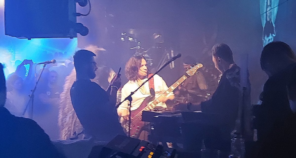 Alex Calancea, a remek moldovai basszusgitáros kiváló muzsikusokkal vette körül magát. Kalap le előtte, előttük! 