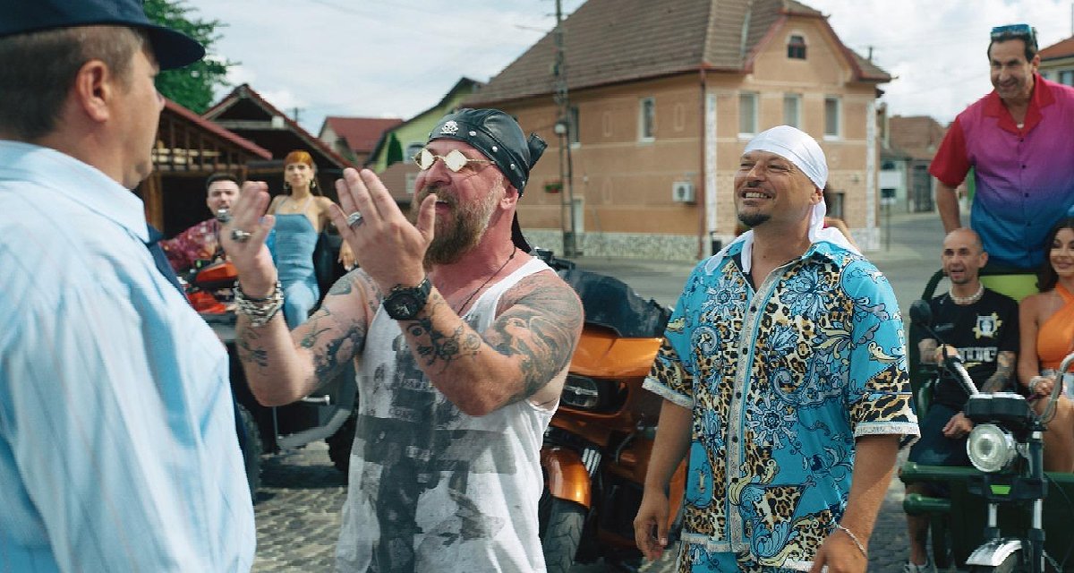 A Rosszak, akiket le kell győzni. Fehér fejkendővel a Főnök (Puya, a Familia hip-hop zenekar volt énekese). 