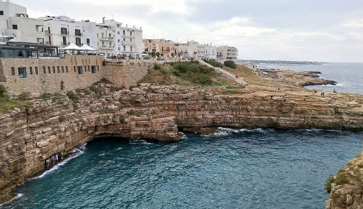 Polignano a Mare híres sziklái. •  Fotó: Fall Sándor
