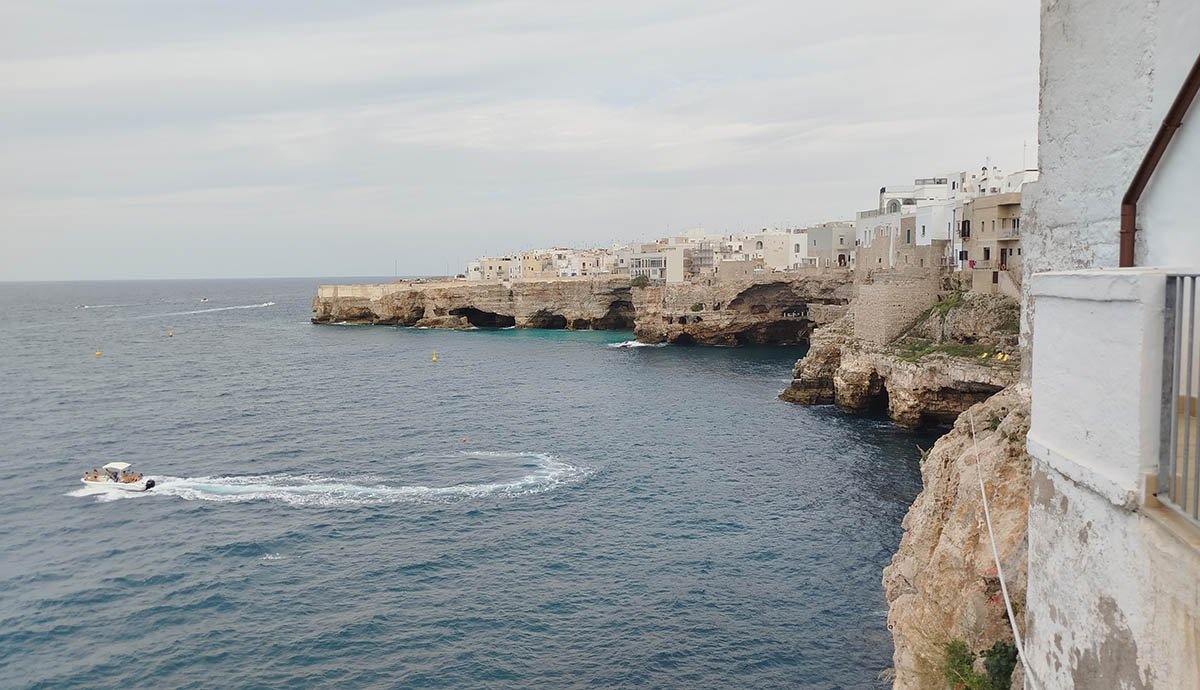 Kilátás a tengerre Polignano a Mare magasan fekvő óvárosából. •  Fotó: Fall Sándor