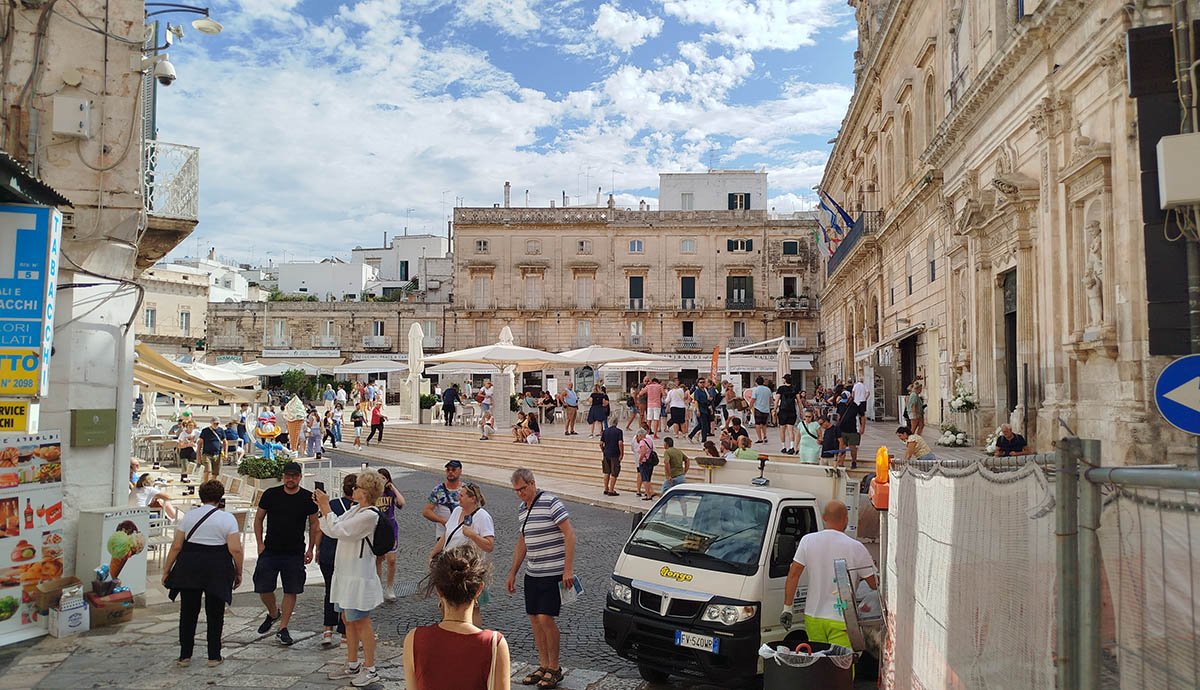 Ostuni óvárosának központi tere. •  Fotó: Fall Sándor