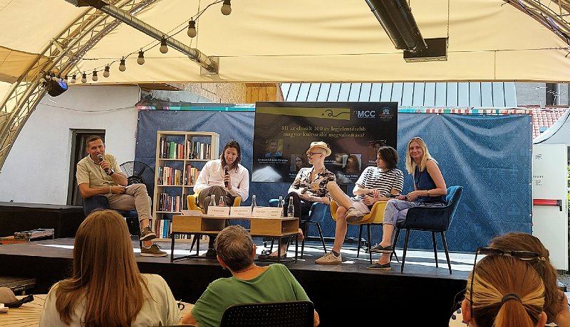 Balról jobbra. Szabó Árpád-Töhötöm (moderátor), Vitáris Iván, Kiss Balbinat Ádám, Nagy Zalán, Moldovai Katalin (meghívottak). 