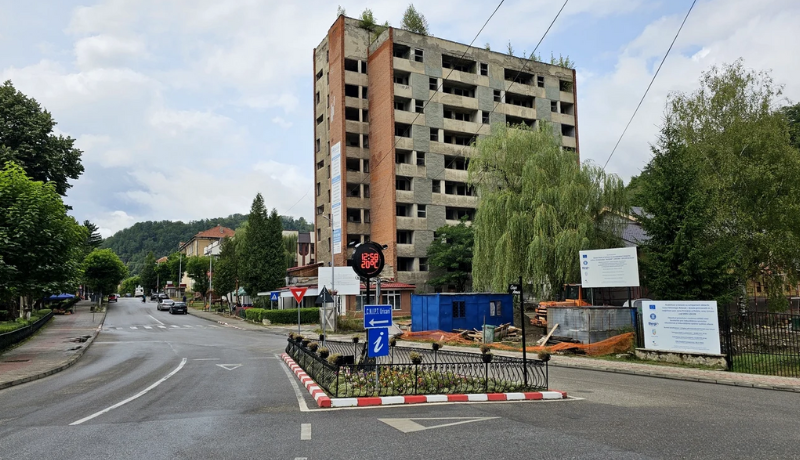 Az évtizedek óta üresen álló urikányi bányász-tömbház. Fotó: Adevărul 