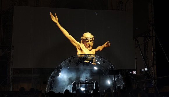 Isteni szférába emelte a technót Padre Guilherme, a DJ pap Kolozsváron