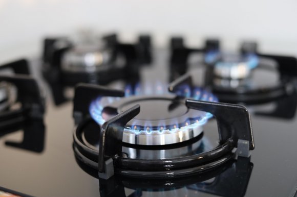 Meghosszabbították az energiaárak korlátozását – szombati hírmix