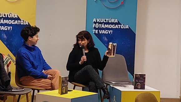 „Én is kimennék” – mondta a költő, majd bent maradt