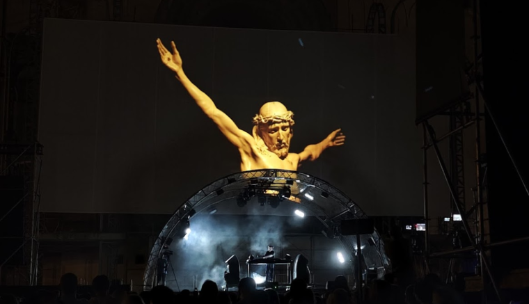 Isteni szférába emelte a technót Padre Guilherme, a DJ pap Kolozsváron