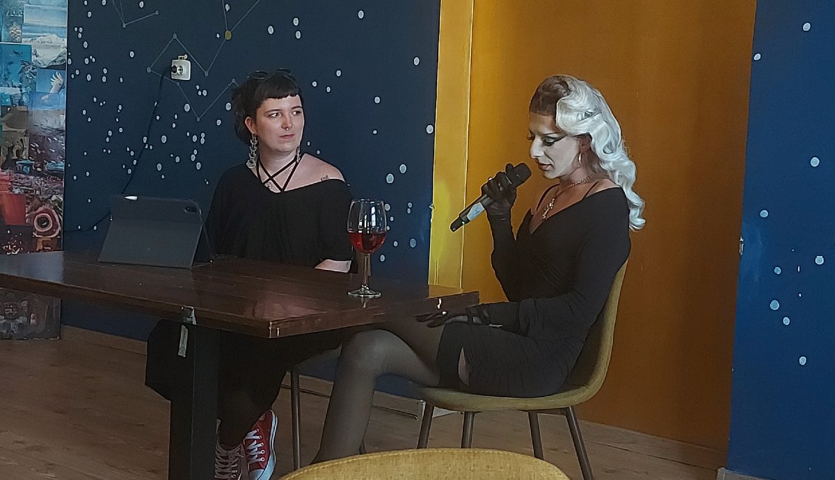 A kép bal oldalán Ana Sassin (civilben Ráduly Sándor), az igazán elbűvölő drag queen. 