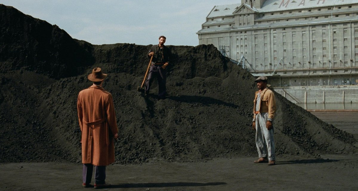 A pénzember és a művész (nem véletlen) találkozása egy széndombon. Tóth László (Adrien Brody)szemben, Harrison Lee Van Buren (Guy Pearce) háttal és Gordon (Isaach de Bankolé) jobbra. 