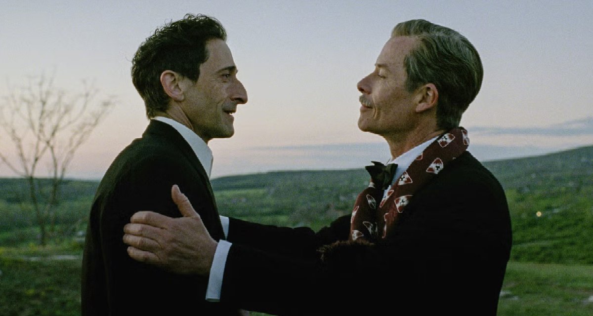 Az alkotó (Adrien Brody) és a mecénás (Guy Pearce) A brutalista című filmben. Épp kedvelik egymást. (Fotók forrása: IMDb.) 