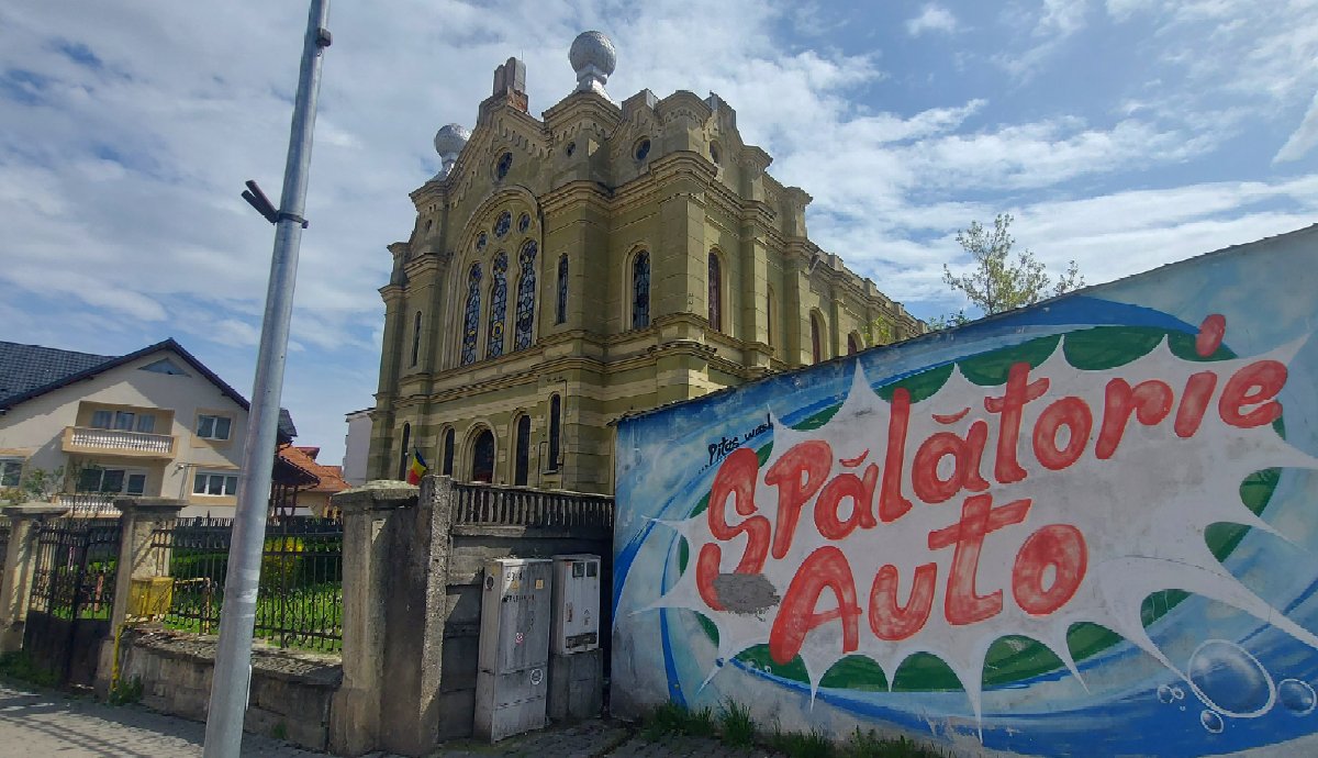 A dési neológ zsinagóga, egy autómosó közvetlen szomszédságában. 
