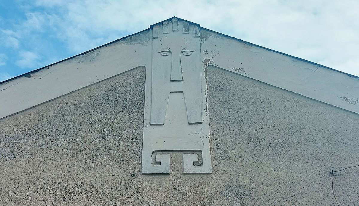 Ha az ember Dés kanyargós utcáin barangol, dombra fel, onnan le, időnként ilyen meghökkentően szép homlokzati díszekkel találkozik. 