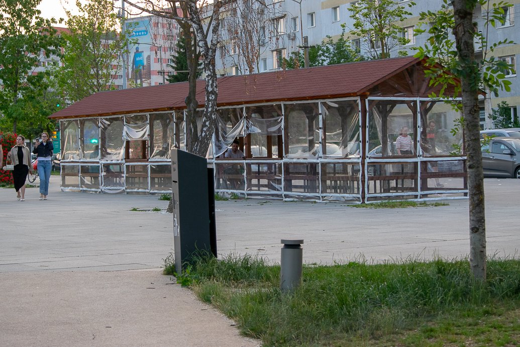 Erre most sem tudjuk még, mi szükség: a beton közepére egy zárt, fülledt filagória. 