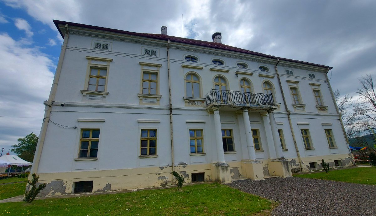 Az erdőszentgyörgyi Rhédey-kastély hátsó homlokzata. Az első elé odakerült a városnapi színpad. Azért ráférne egy festés. Mármint a kastélyfalakra. 