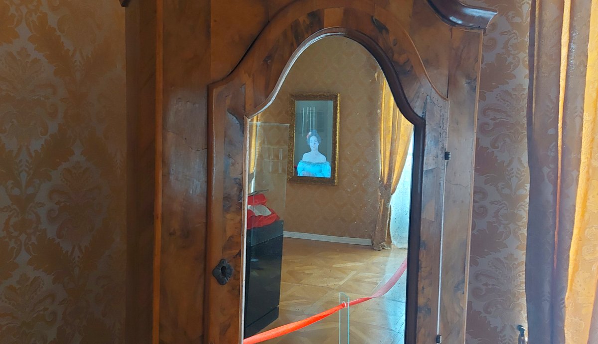 Tükrökön által: a távolabbi tükör magában rejti Rhédey Claudiát. Ha az ember megnyom rajta egy rejtett gombot, feltűnik a tükörben a szépséges hölgy és elmeséli az életét. A kastélyban berendezett kiállítás korrekt. 