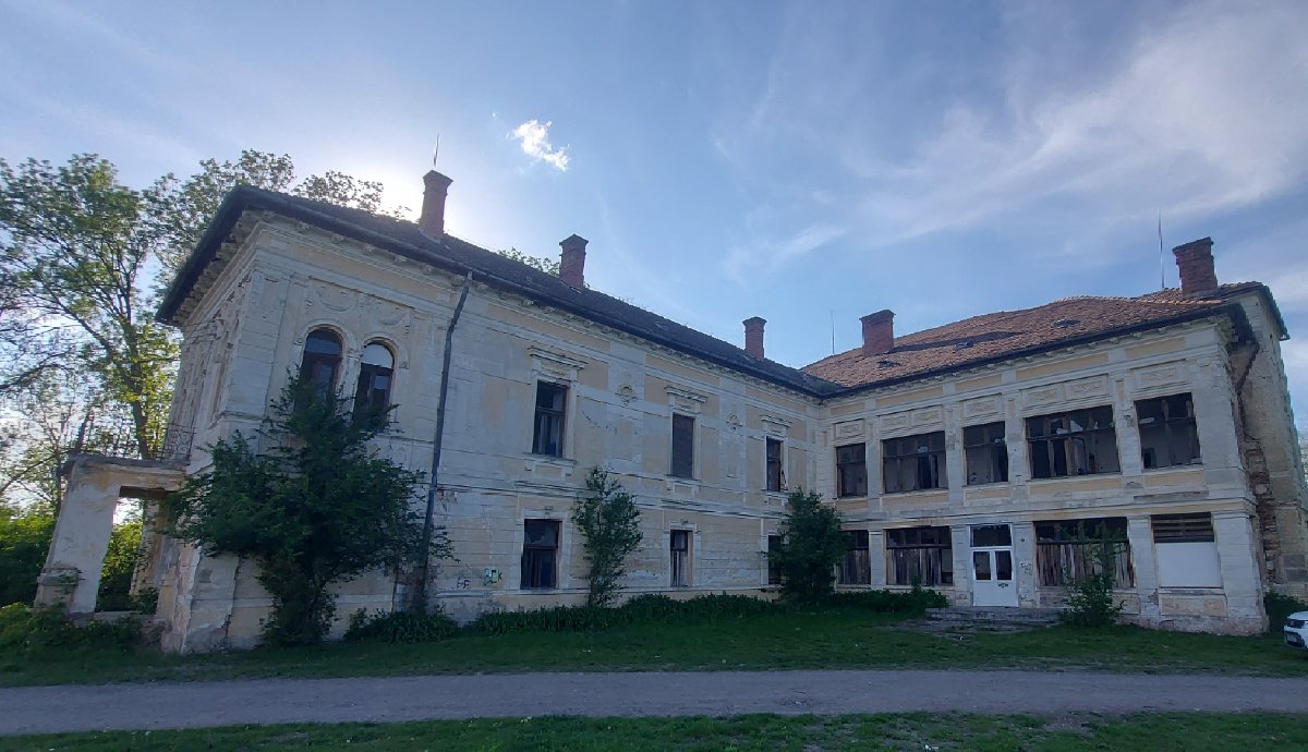 A felsőzsuki Kemény-kastély távolról sem éppen szem-szájnak ingere. 
