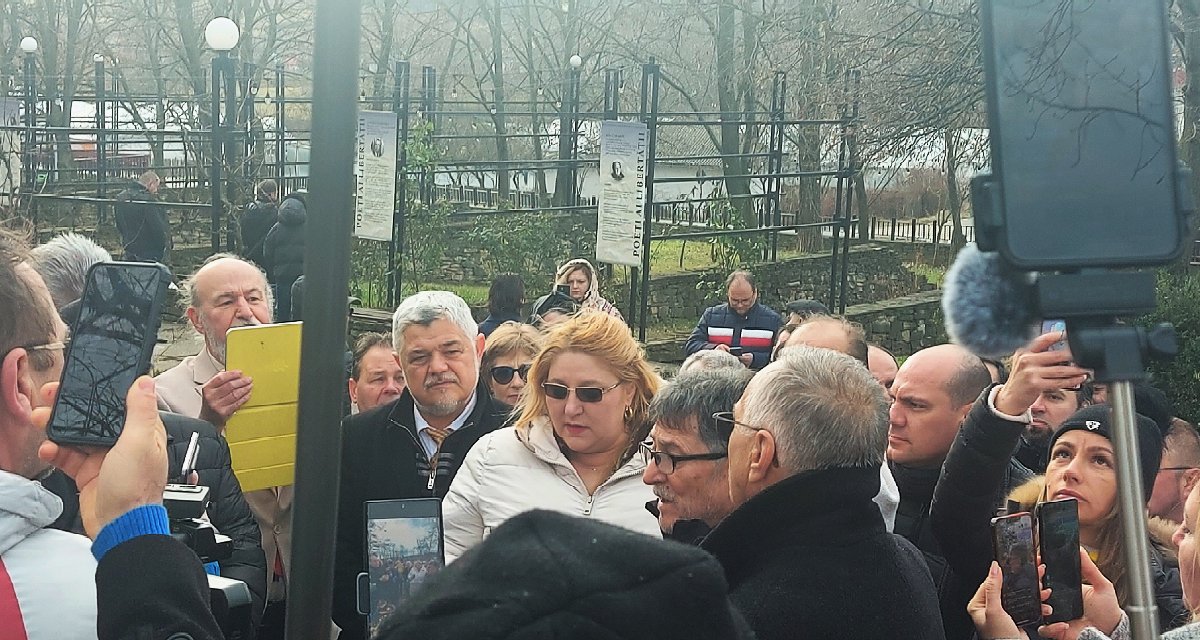 Diana Șoșoacă asszony tiszteleg a nagy költő előtt az ipotești Mihai Eminescu emlékhelyen. (Fotók: Szántai János.) 