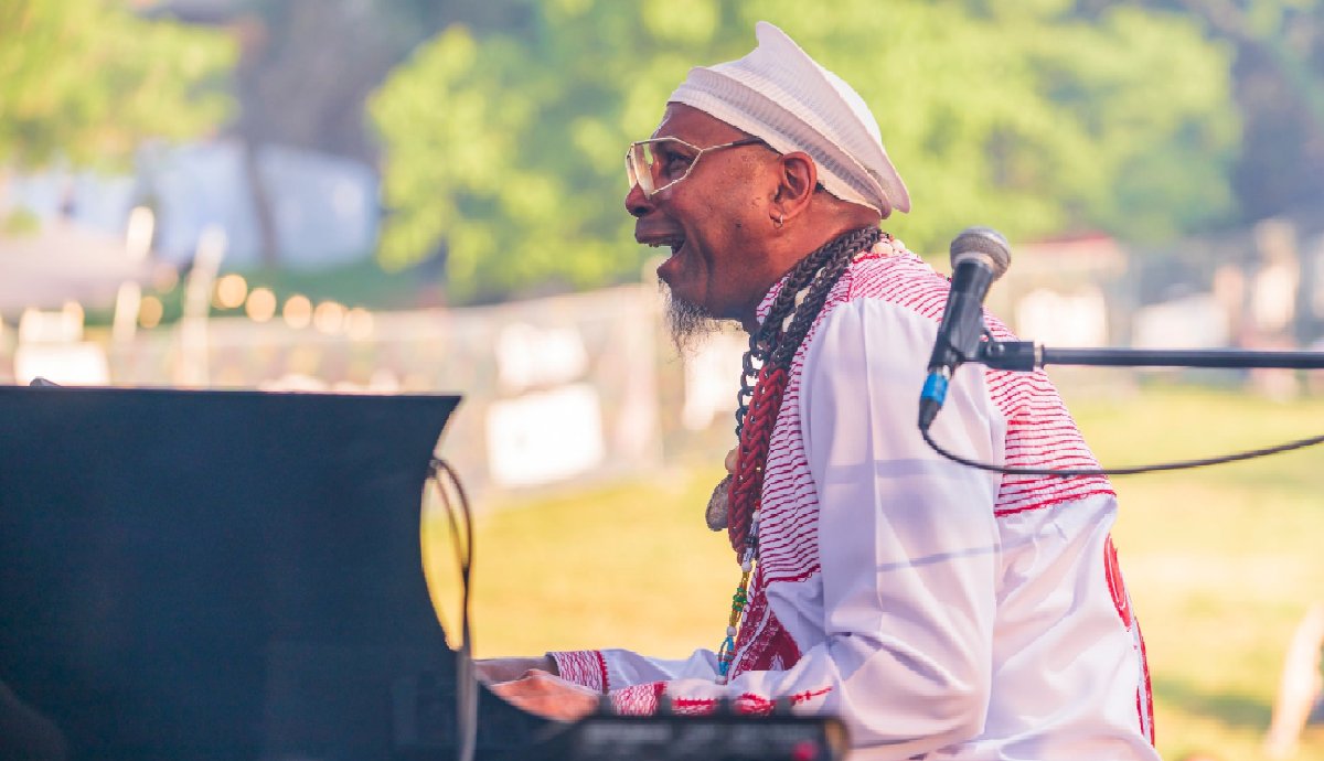 Omar Sosa kiengedi a gőzt, a tudást, tombol a latin jazz. (Fotó: a Jazz In the Park Facebook-oldala.) 