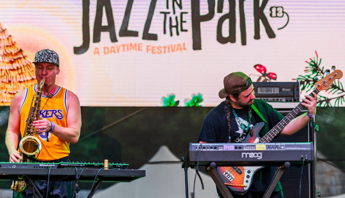 A lengyel Bloto zenekar két tagja épp mímeli, hogy jazzt játszik. (Fotó: a Jazz In the Park Facebook-oldala.) 
