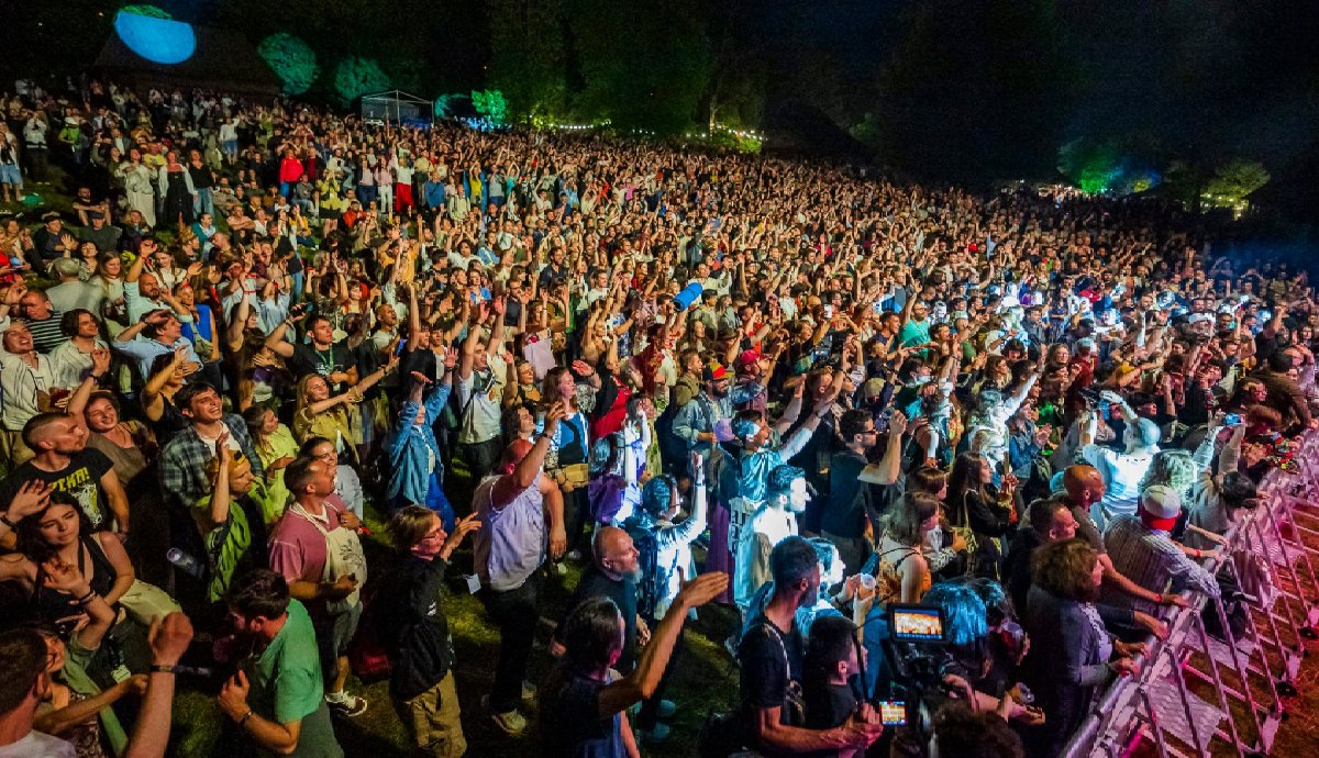 Azért tud ám közönség lenni egy-egy esti főkoncerten. Na, alig várom már a többi nagy jazzlegendát. Ha már fizetjük a beugrót... (Fotó: a Jazz In the Park Facebook-oldala.) 