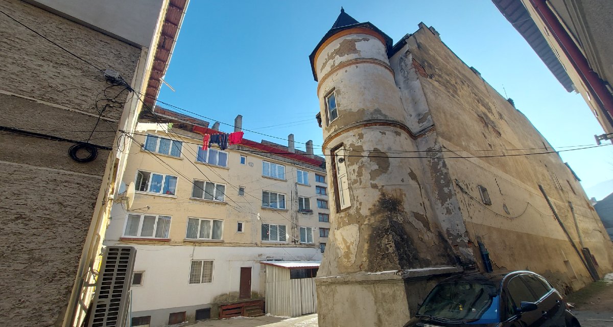 A régi épületet teljesen körbeveszik a tömbházak. 