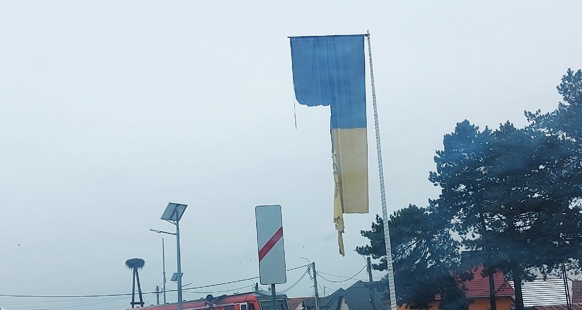 Ez már Erdély. Meg egy darvadozó ukrán zászló. 