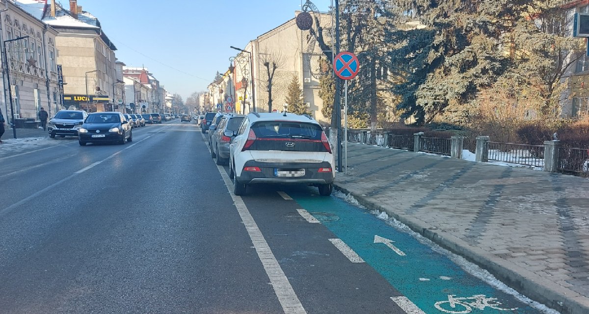 Tessék parancsolni: az autók hosszú sorban parkolnak a biciklisávon, a táblák pedig, hát, ott vannak, mert nekik ott a helyük. 