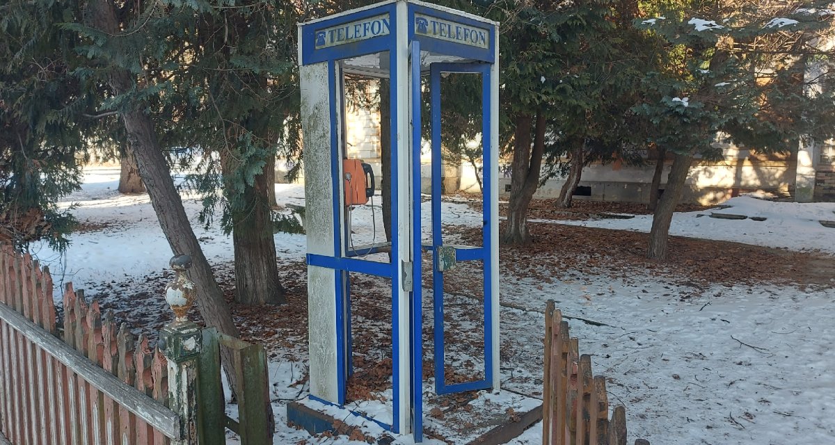 Imádnivalók ezek a romos telefonfülkék a viharos kilencvenes évekből. A háttérben egy szintén romos szálloda áll. 