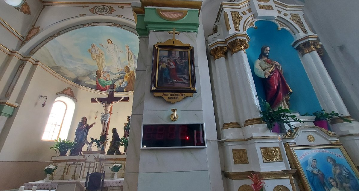 A római katolikus templom belseje. A kálvária képeinek feliratai mind a mai napig német nyelvűek, még a Monarchia idejéből. 