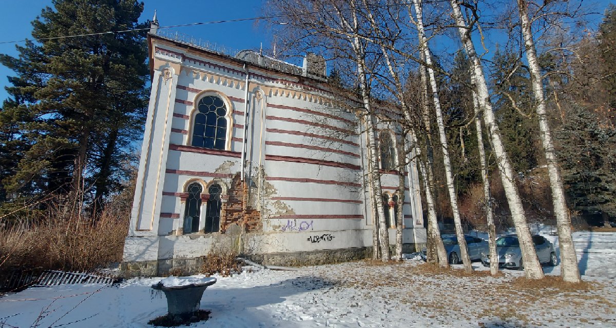 A nagy zsinagóga. Szintén romos. És mementó. És az ember váratlanul nagyon kicsinek érzi magát előtte. 