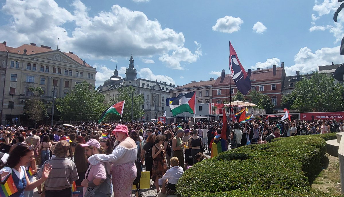 Pride-gyülekező Kolozsvár főterén. Meg palesztin zászlók, meg antifa-zászló. (Fotók: Szántai János) 