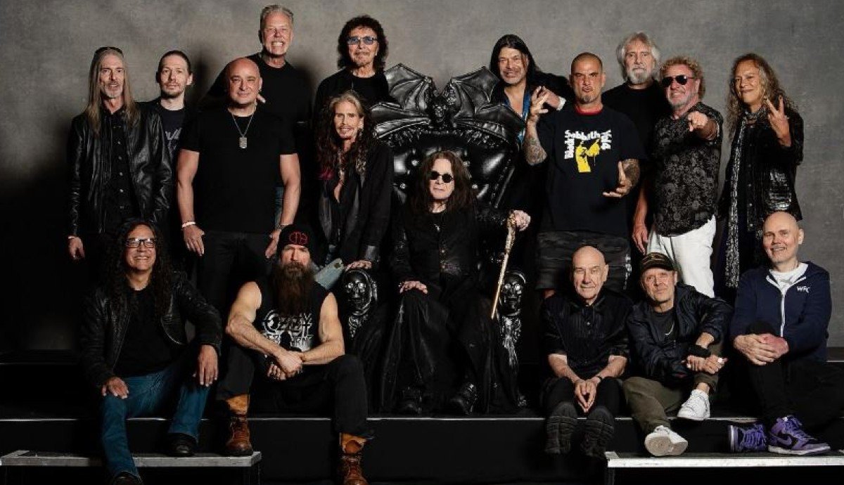 Balról fent: James Hetfield, Tony Iommi, Robert TrujilloBalról középen: Rex Brown, Tobias Forge, David Draiman, Steven Tyler, Ozzy Osbourne, Phil Anselmo, Sammy Hagar, Kirk HammettBalról alul: Mike Inez, Zakk Wylde, Bill Ward, Lars Ulrich, Billy Corgan. Fotó: Ross Halfin Photography / Instagram 