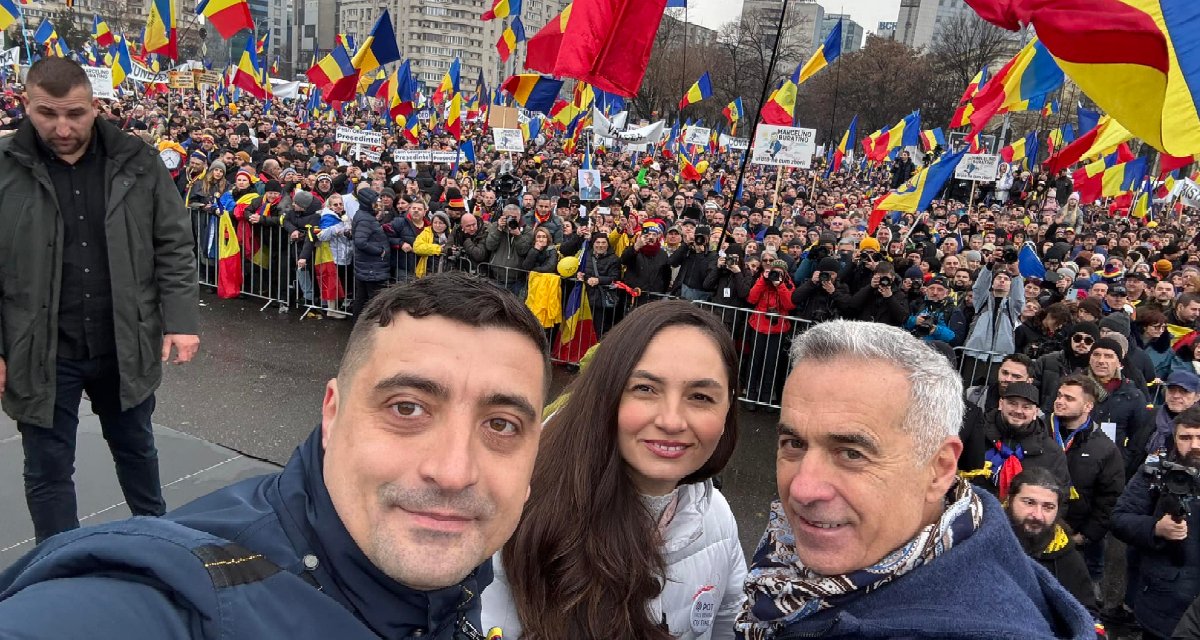 George Simion AUR-elnök, Anamaria Gavrilă, a POT elnök asszonya és Călin Georgescu. (Fotó forrása: George Simion Facebook-oldala.) 