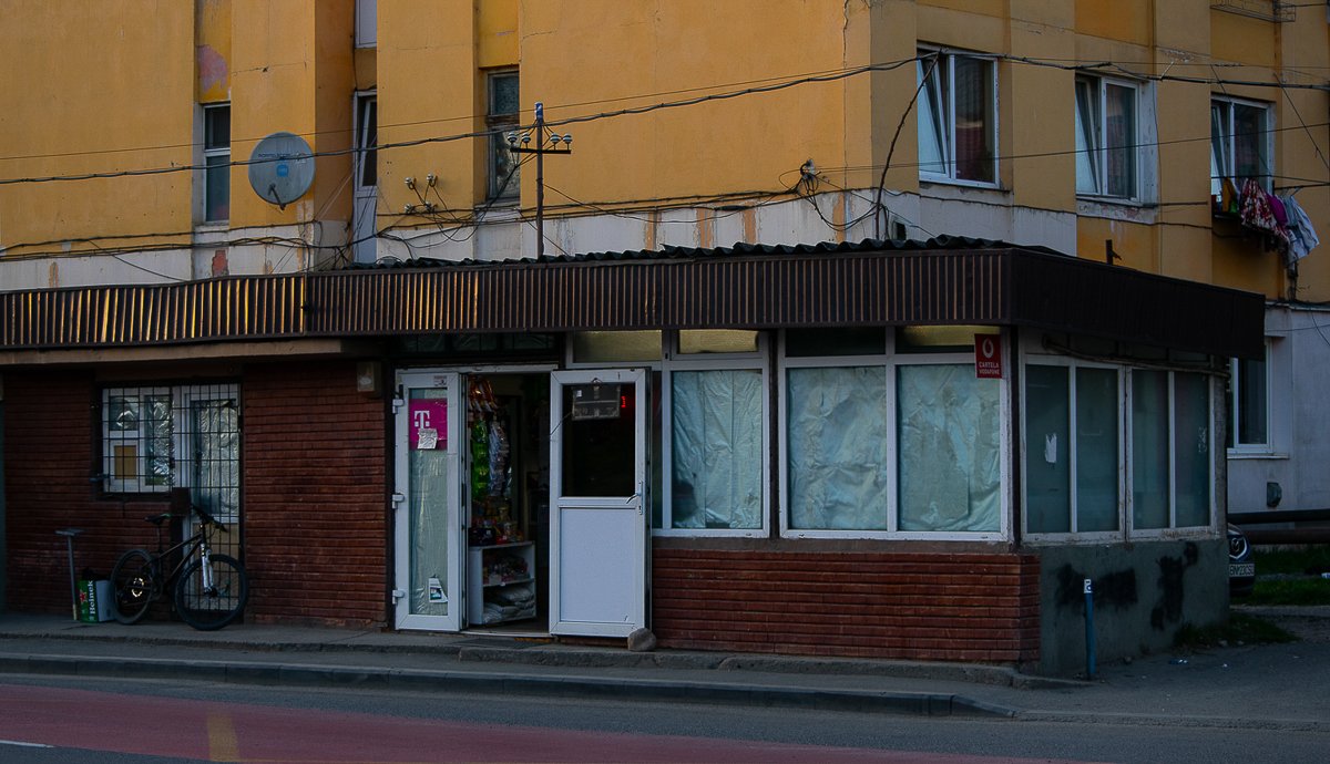 Még állnak ezek a régi bódék a külvárosokban a buszmegállók környékén. A város központjában már sokat lebontottak, ezért ha megjegyeznénk a látványukat, itt az alkalom. 