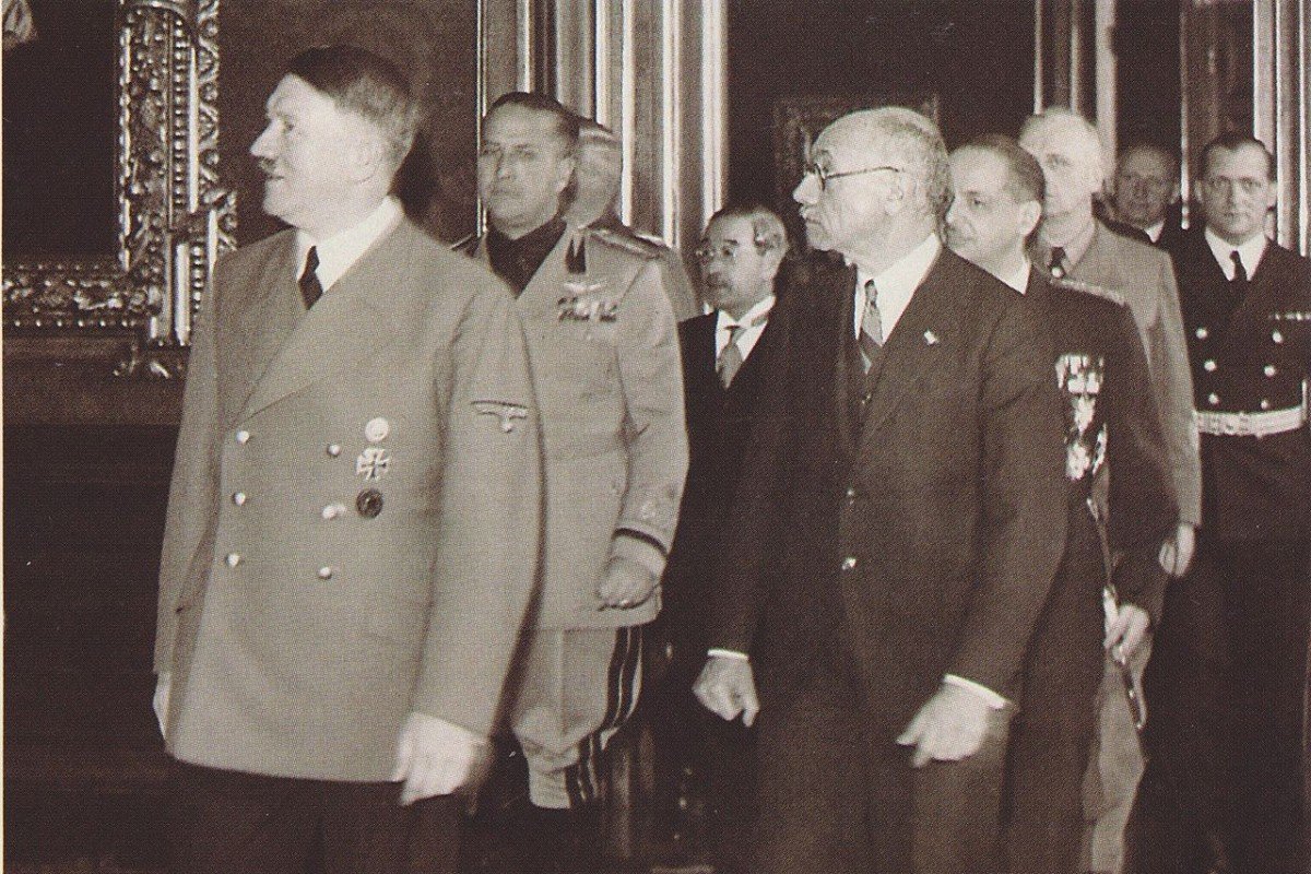 Hitler és Teleki Pál a háromhatalmi egyezményhez való magyar csatlakozáskor. Fotó: Wikipédia 